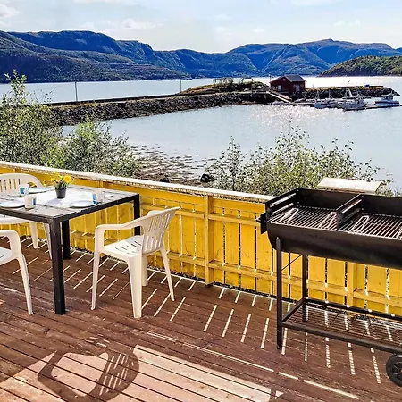 6 Person In Naustbukta-by Traum