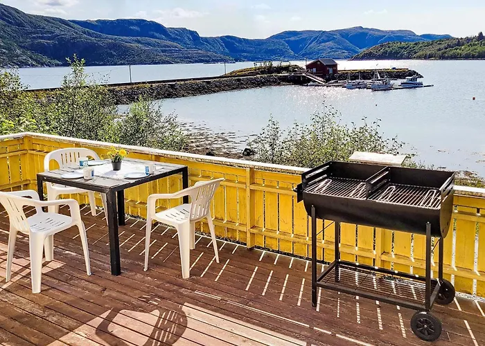 6 Person In Naustbukta-by Traum